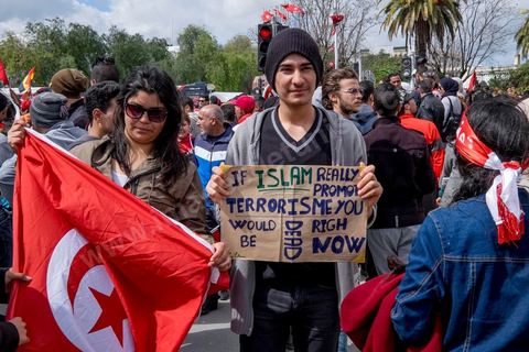 29 mars 2012 : Le président tunisien Béji Caïd Essebsi et plusieurs hauts responsables étrangers ont rejoint ce dimanche à la mi-journée la marche "contre le terrorisme" organisée à Tunis en réaction à l'attaque contre le musée du Bardo. Des dizaines de milliers de Tunisiens y participent. "Un grand salut au peuple tunisien qui a prouvé qu'il ne céderait pas au terrorisme. Merci à tous et je dis au peuple tunisien : En avant! tu n'es pas seul", a lancé Essebsi.François Hollande et le Premier ministre italien Matteo Renzi ainsi que le président gabonais Ali Bongo et son homologue palestinien Mahmoud Abbas ont participé à ce défilé d'officiels en lisière du musée. Ce défilé officiel a longé l'enceinte où se trouvent le Parlement et le musée du Bardo, théâtre de l'attaque du 18 mars dans laquelle ont péri 22 personnes. Les politiques ont ensuite inauguré une stèle portant les noms des victimes. 
