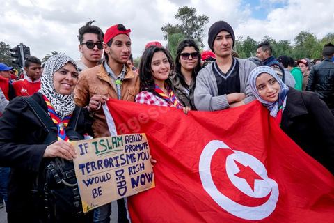 29 mars 2012 : Le président tunisien Béji Caïd Essebsi et plusieurs hauts responsables étrangers ont rejoint ce dimanche à la mi-journée la marche "contre le terrorisme" organisée à Tunis en réaction à l'attaque contre le musée du Bardo. Des dizaines de milliers de Tunisiens y participent. "Un grand salut au peuple tunisien qui a prouvé qu'il ne céderait pas au terrorisme. Merci à tous et je dis au peuple tunisien : En avant! tu n'es pas seul", a lancé Essebsi.François Hollande et le Premier ministre italien Matteo Renzi ainsi que le président gabonais Ali Bongo et son homologue palestinien Mahmoud Abbas ont participé à ce défilé d'officiels en lisière du musée. Ce défilé officiel a longé l'enceinte où se trouvent le Parlement et le musée du Bardo, théâtre de l'attaque du 18 mars dans laquelle ont péri 22 personnes. Les politiques ont ensuite inauguré une stèle portant les noms des victimes. 