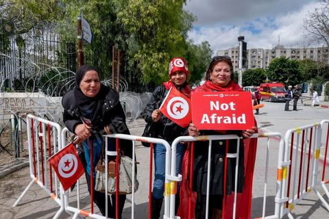 29 mars 2012 : Le président tunisien Béji Caïd Essebsi et plusieurs hauts responsables étrangers ont rejoint ce dimanche à la mi-journée la marche "contre le terrorisme" organisée à Tunis en réaction à l'attaque contre le musée du Bardo. Des dizaines de milliers de Tunisiens y participent. "Un grand salut au peuple tunisien qui a prouvé qu'il ne céderait pas au terrorisme. Merci à tous et je dis au peuple tunisien : En avant! tu n'es pas seul", a lancé Essebsi.François Hollande et le Premier ministre italien Matteo Renzi ainsi que le président gabonais Ali Bongo et son homologue palestinien Mahmoud Abbas ont participé à ce défilé d'officiels en lisière du musée. Ce défilé officiel a longé l'enceinte où se trouvent le Parlement et le musée du Bardo, théâtre de l'attaque du 18 mars dans laquelle ont péri 22 personnes. Les politiques ont ensuite inauguré une stèle portant les noms des victimes. 