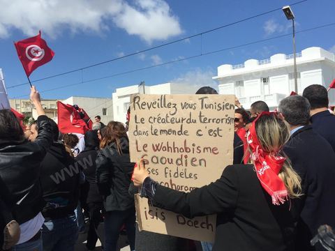 29 mars 2015 : Le président tunisien Béji Caïd Essebsi et plusieurs hauts responsables étrangers ont rejoint ce dimanche à la mi-journée la marche "contre le terrorisme" organisée à Tunis en réaction à l'attaque contre le musée du Bardo. Des dizaines de milliers de Tunisiens y participent. "Un grand salut au peuple tunisien qui a prouvé qu'il ne céderait pas au terrorisme. Merci à tous et je dis au peuple tunisien : En avant! tu n'es pas seul", a lancé Essebsi.François Hollande et le Premier ministre italien Matteo Renzi ainsi que le président gabonais Ali Bongo et son homologue palestinien Mahmoud Abbas ont participé à ce défilé d'officiels en lisière du musée. Ce défilé officiel a longé l'enceinte où se trouvent le Parlement et le musée du Bardo, théâtre de l'attaque du 18 mars dans laquelle ont péri 22 personnes. Les politiques ont ensuite inauguré une stèle portant les noms des victimes. 