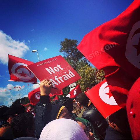 29 mars 2015 : Le président tunisien Béji Caïd Essebsi et plusieurs hauts responsables étrangers ont rejoint ce dimanche à la mi-journée la marche "contre le terrorisme" organisée à Tunis en réaction à l'attaque contre le musée du Bardo. Des dizaines de milliers de Tunisiens y participent. "Un grand salut au peuple tunisien qui a prouvé qu'il ne céderait pas au terrorisme. Merci à tous et je dis au peuple tunisien : En avant! tu n'es pas seul", a lancé Essebsi.François Hollande et le Premier ministre italien Matteo Renzi ainsi que le président gabonais Ali Bongo et son homologue palestinien Mahmoud Abbas ont participé à ce défilé d'officiels en lisière du musée. Ce défilé officiel a longé l'enceinte où se trouvent le Parlement et le musée du Bardo, théâtre de l'attaque du 18 mars dans laquelle ont péri 22 personnes. Les politiques ont ensuite inauguré une stèle portant les noms des victimes. 