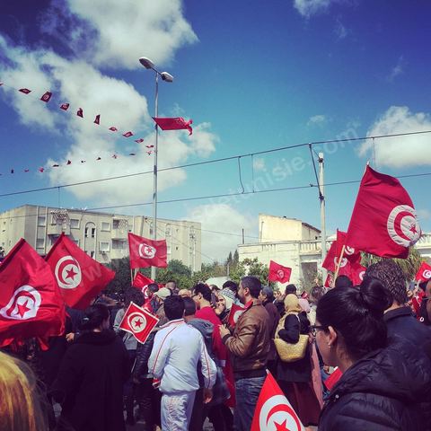 29 mars 2015 : Le président tunisien Béji Caïd Essebsi et plusieurs hauts responsables étrangers ont rejoint ce dimanche à la mi-journée la marche "contre le terrorisme" organisée à Tunis en réaction à l'attaque contre le musée du Bardo. Des dizaines de milliers de Tunisiens y participent. "Un grand salut au peuple tunisien qui a prouvé qu'il ne céderait pas au terrorisme. Merci à tous et je dis au peuple tunisien : En avant! tu n'es pas seul", a lancé Essebsi.François Hollande et le Premier ministre italien Matteo Renzi ainsi que le président gabonais Ali Bongo et son homologue palestinien Mahmoud Abbas ont participé à ce défilé d'officiels en lisière du musée. Ce défilé officiel a longé l'enceinte où se trouvent le Parlement et le musée du Bardo, théâtre de l'attaque du 18 mars dans laquelle ont péri 22 personnes. Les politiques ont ensuite inauguré une stèle portant les noms des victimes. 