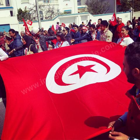 29 mars 2015 : Le président tunisien Béji Caïd Essebsi et plusieurs hauts responsables étrangers ont rejoint ce dimanche à la mi-journée la marche "contre le terrorisme" organisée à Tunis en réaction à l'attaque contre le musée du Bardo. Des dizaines de milliers de Tunisiens y participent. "Un grand salut au peuple tunisien qui a prouvé qu'il ne céderait pas au terrorisme. Merci à tous et je dis au peuple tunisien : En avant! tu n'es pas seul", a lancé Essebsi.François Hollande et le Premier ministre italien Matteo Renzi ainsi que le président gabonais Ali Bongo et son homologue palestinien Mahmoud Abbas ont participé à ce défilé d'officiels en lisière du musée. Ce défilé officiel a longé l'enceinte où se trouvent le Parlement et le musée du Bardo, théâtre de l'attaque du 18 mars dans laquelle ont péri 22 personnes. Les politiques ont ensuite inauguré une stèle portant les noms des victimes. 