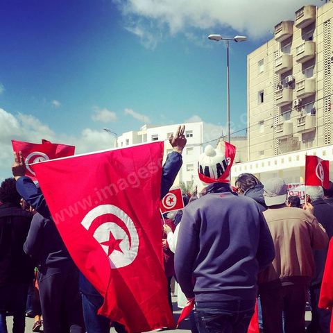 29 mars 2015 : Le président tunisien Béji Caïd Essebsi et plusieurs hauts responsables étrangers ont rejoint ce dimanche à la mi-journée la marche "contre le terrorisme" organisée à Tunis en réaction à l'attaque contre le musée du Bardo. Des dizaines de milliers de Tunisiens y participent. "Un grand salut au peuple tunisien qui a prouvé qu'il ne céderait pas au terrorisme. Merci à tous et je dis au peuple tunisien : En avant! tu n'es pas seul", a lancé Essebsi.François Hollande et le Premier ministre italien Matteo Renzi ainsi que le président gabonais Ali Bongo et son homologue palestinien Mahmoud Abbas ont participé à ce défilé d'officiels en lisière du musée. Ce défilé officiel a longé l'enceinte où se trouvent le Parlement et le musée du Bardo, théâtre de l'attaque du 18 mars dans laquelle ont péri 22 personnes. Les politiques ont ensuite inauguré une stèle portant les noms des victimes. 