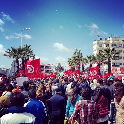 29 mars 2015 : Le président tunisien Béji Caïd Essebsi et plusieurs hauts responsables étrangers ont rejoint ce dimanche à la mi-journée la marche "contre le terrorisme" organisée à Tunis en réaction à l'attaque contre le musée du Bardo. Des dizaines de milliers de Tunisiens y participent. "Un grand salut au peuple tunisien qui a prouvé qu'il ne céderait pas au terrorisme. Merci à tous et je dis au peuple tunisien : En avant! tu n'es pas seul", a lancé Essebsi.François Hollande et le Premier ministre italien Matteo Renzi ainsi que le président gabonais Ali Bongo et son homologue palestinien Mahmoud Abbas ont participé à ce défilé d'officiels en lisière du musée. Ce défilé officiel a longé l'enceinte où se trouvent le Parlement et le musée du Bardo, théâtre de l'attaque du 18 mars dans laquelle ont péri 22 personnes. Les politiques ont ensuite inauguré une stèle portant les noms des victimes. 