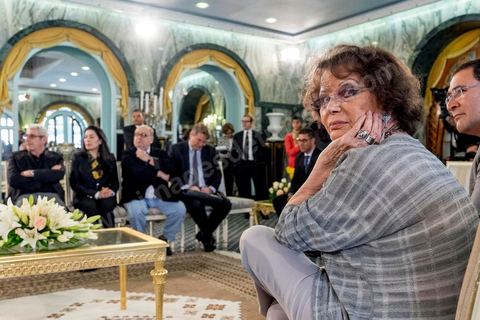 18 avril 2015 : Claudia Cardinale au palais présidentiel de Carthage, le président tunisien Béji Caïd Essebsi reçoit la délégation. Dans le cadre de la promotion de la Tunisie, la ministre française de la Culture Fleur Pelerin s'est rendue en Tunisie dans un voyage organisé par le ministère du tourisme avec une délégation de personnalités françaises et tunisiennes qui participent à la campagne de communication "La Tunisie, moi j'y vais".