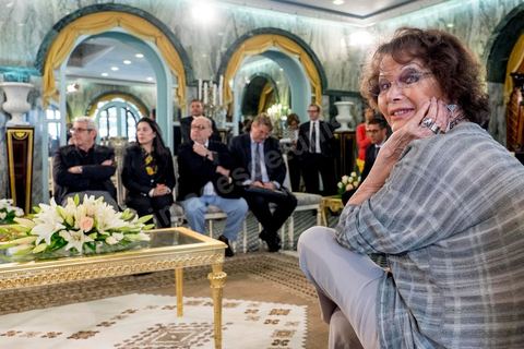 18 avril 2015 : Claudia Cardinale au palais présidentiel de Carthage, le président tunisien Béji Caïd Essebsi reçoit la délégation. Dans le cadre de la promotion de la Tunisie, la ministre française de la Culture Fleur Pelerin s'est rendue en Tunisie dans un voyage organisé par le ministère du tourisme avec une délégation de personnalités françaises et tunisiennes qui participent à la campagne de communication "La Tunisie, moi j'y vais".