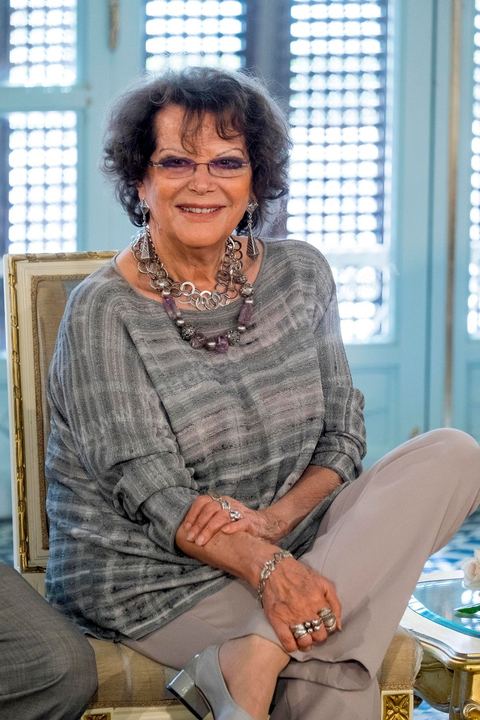 18 avril 2015 : Claudia Cardinale au palais présidentiel de Carthage, le président tunisien Béji Caïd Essebsi reçoit la délégation. Dans le cadre de la promotion de la Tunisie, la ministre française de la Culture Fleur Pelerin s'est rendue en Tunisie dans un voyage organisé par le ministère du tourisme avec une délégation de personnalités françaises et tunisiennes qui participent à la campagne de communication "La Tunisie, moi j'y vais".
