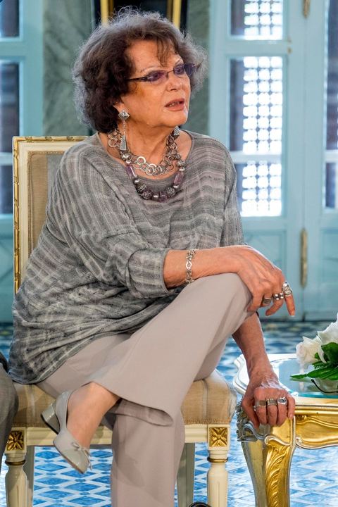 18 avril 2015 : Claudia Cardinale au palais présidentiel de Carthage, le président tunisien Béji Caïd Essebsi reçoit la délégation. Dans le cadre de la promotion de la Tunisie, la ministre française de la Culture Fleur Pelerin s'est rendue en Tunisie dans un voyage organisé par le ministère du tourisme avec une délégation de personnalités françaises et tunisiennes qui participent à la campagne de communication "La Tunisie, moi j'y vais".