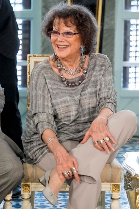 18 avril 2015 : Claudia Cardinale au palais présidentiel de Carthage, le président tunisien Béji Caïd Essebsi reçoit la délégation. Dans le cadre de la promotion de la Tunisie, la ministre française de la Culture Fleur Pelerin s'est rendue en Tunisie dans un voyage organisé par le ministère du tourisme avec une délégation de personnalités françaises et tunisiennes qui participent à la campagne de communication "La Tunisie, moi j'y vais".