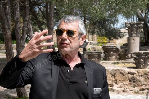 18 avril 2015 : Michel Boujenah en visite au musée archéologique de Carthage. Dans le cadre de la promotion de la Tunisie, la ministre française de la Culture Fleur Pelerin s'est rendue en Tunisie dans un voyage organisé par le ministère du tourisme avec une délégation de personnalités françaises et tunisiennes qui participent à la campagne de communication "La Tunisie, moi j'y vais".