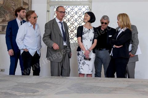 18 avril 2015 : Fleur Pelerin, Michel Boujenah et Alexandre Arcady en visite au musée archéologique de Carthage. Dans le cadre de la promotion de la Tunisie, la ministre française de la Culture Fleur Pelerin s'est rendue en Tunisie dans un voyage organisé par le ministère du tourisme avec une délégation de personnalités françaises et tunisiennes qui participent à la campagne de communication "La Tunisie, moi j'y vais".