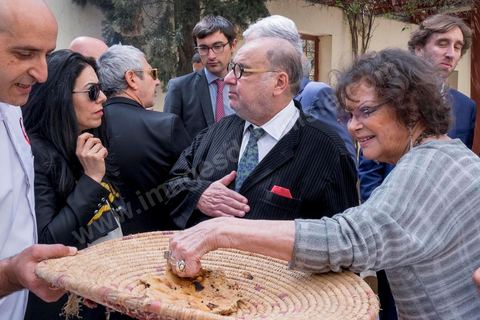 18 avril 2015 : Claudia Cardine et Serge Moati degsutent la gastronomie tunisienne Dans le cadre de la promotion de la Tunisie, la ministre française de la Culture Fleur Pelerin s'est rendue en Tunisie dans un voyage organisé par le ministère du tourisme avec une délégation de personnalités françaises et tunisiennes qui participent à la campagne de communication "La Tunisie, moi j'y vais".