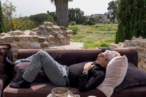 18 avril 2015 : Michel Boujenah après un bon repas retrouve le plaisir de la sieste à la tunisienne. Dans le cadre de la promotion de la Tunisie, la ministre française de la Culture Fleur Pelerin s'est rendue en Tunisie dans un voyage organisé par le ministère du tourisme avec une délégation de personnalités françaises et tunisiennes qui participent à la campagne de communication "La Tunisie, moi j'y vais".