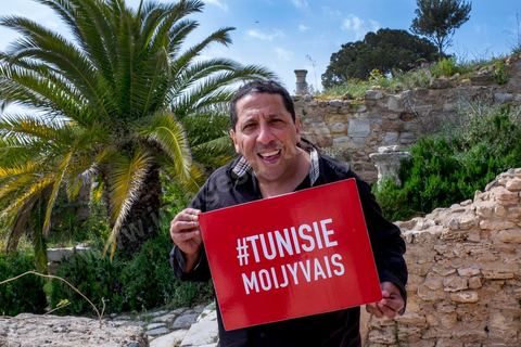 18 avril 2015 : Smain pose pour la campagne de promotion du tourisme tunisien en France. Dans le cadre de la promotion de la Tunisie, la ministre française de la Culture Fleur Pelerin s'est rendue en Tunisie dans un voyage organisé par le ministère du tourisme avec une délégation de personnalités françaises et tunisiennes qui participent à la campagne de communication "La Tunisie, moi j'y vais".