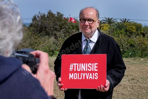 18 avril 2015 : Serge Moati pose pour la campagne de promotion du tourisme tunisien en France. Dans le cadre de la promotion de la Tunisie, la ministre française de la Culture Fleur Pelerin s'est rendue en Tunisie dans un voyage organisé par le ministère du tourisme avec une délégation de personnalités françaises et tunisiennes qui participent à la campagne de communication "La Tunisie, moi j'y vais".