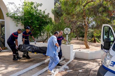 26 juin 2015 : les medecins et pompiers évacuent les derniers corps de la piscine couverte de la thalasso de l'hotel. Attaque terroriste dans un hotel de la zone touristique de Port El Kantaoui au nord de Sousse. Un jeune terroriste tunisien a ouvert le feu pendant près d'une demi heure sur des touristes depuis la plage de l'hotel jusqu'à la réception faisant un bilan provisoire de 39 morts parmis les touristes et employées tunisiens, avant d'être abattu par les forces de l'ordre. Le ministère de la santé tunisien précise que parmi les blessés figurent des personnes notamment de nationalités britannique, belge, allemande et norvégienne.