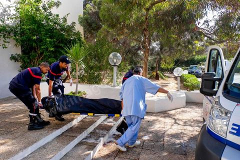 26 juin 2015 : les medecins et pompiers évacuent les derniers corps de la piscine couverte de la thalasso de l'hotel. Attaque terroriste dans un hotel de la zone touristique de Port El Kantaoui au nord de Sousse. Un jeune terroriste tunisien a ouvert le feu pendant près d'une demi heure sur des touristes depuis la plage de l'hotel jusqu'à la réception faisant un bilan provisoire de 39 morts parmis les touristes et employées tunisiens, avant d'être abattu par les forces de l'ordre. Le ministère de la santé tunisien précise que parmi les blessés figurent des personnes notamment de nationalités britannique, belge, allemande et norvégienne.