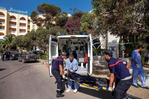 26 juin 2015 : les medecins et pompiers évacuent les derniers corps de la piscine couverte de la thalasso de l'hotel. Attaque terroriste dans un hotel de la zone touristique de Port El Kantaoui au nord de Sousse. Un jeune terroriste tunisien a ouvert le feu pendant près d'une demi heure sur des touristes depuis la plage de l'hotel jusqu'à la réception faisant un bilan provisoire de 39 morts parmis les touristes et employées tunisiens, avant d'être abattu par les forces de l'ordre. Le ministère de la santé tunisien précise que parmi les blessés figurent des personnes notamment de nationalités britannique, belge, allemande et norvégienne.
