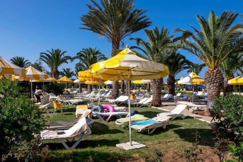 26 juin 2015 : Autour de la piscine déserte, les transats et affaires des touristes sont restés montrant la fuite soudaine des touristes. Attaque terroriste dans un hotel de la zone touristique de Port El Kantaoui au nord de Sousse. Un jeune terroriste tunisien a ouvert le feu pendant près d'une demi heure sur des touristes depuis la plage de l'hotel jusqu'à la réception faisant un bilan provisoire de 39 morts parmis les touristes et employées tunisiens, avant d'être abattu par les forces de l'ordre. Le ministère de la santé tunisien précise que parmi les blessés figurent des personnes notamment de nationalités britannique, belge, allemande et norvégienne.