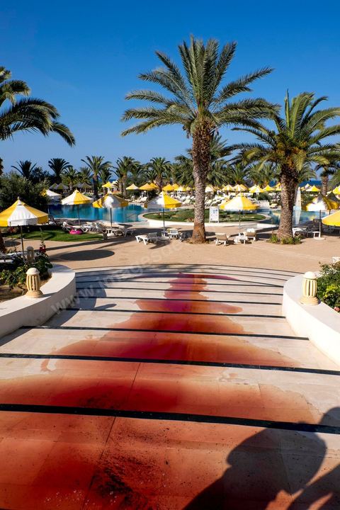 26 juin 2015 : Alors que les touristes sous le choc continuent à circuler autour de la piscine où les employés de l'hotel nettoie les traces de sang nombreuses.  Attaque terroriste dans un hotel de la zone touristique de Port El Kantaoui au nord de Sousse. Un jeune terroriste tunisien a ouvert le feu pendant près d'une demi heure sur des touristes depuis la plage de l'hotel jusqu'à la réception faisant un bilan provisoire de 39 morts parmis les touristes et employées tunisiens, avant d'être abattu par les forces de l'ordre. Le ministère de la santé tunisien précise que parmi les blessés figurent des personnes notamment de nationalités britannique, belge, allemande et norvégienne.