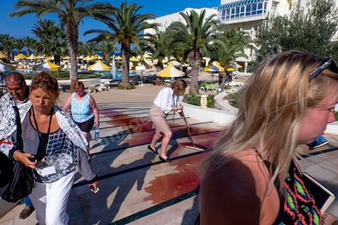 26 juin 2015 : Alors que les touristes sous le choc continuent à circuler autour de la piscine où les employés de l'hotel nettoie les traces de sang nombreuses.  Attaque terroriste dans un hotel de la zone touristique de Port El Kantaoui au nord de Sousse. Un jeune terroriste tunisien a ouvert le feu pendant près d'une demi heure sur des touristes depuis la plage de l'hotel jusqu'à la réception faisant un bilan provisoire de 39 morts parmis les touristes et employées tunisiens, avant d'être abattu par les forces de l'ordre. Le ministère de la santé tunisien précise que parmi les blessés figurent des personnes notamment de nationalités britannique, belge, allemande et norvégienne.