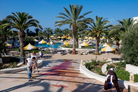26 juin 2015 : Alors que les touristes sous le choc continuent à circuler autour de la piscine où les employés de l'hotel nettoie les traces de sang nombreuses.  Attaque terroriste dans un hotel de la zone touristique de Port El Kantaoui au nord de Sousse. Un jeune terroriste tunisien a ouvert le feu pendant près d'une demi heure sur des touristes depuis la plage de l'hotel jusqu'à la réception faisant un bilan provisoire de 39 morts parmis les touristes et employées tunisiens, avant d'être abattu par les forces de l'ordre. Le ministère de la santé tunisien précise que parmi les blessés figurent des personnes notamment de nationalités britannique, belge, allemande et norvégienne.