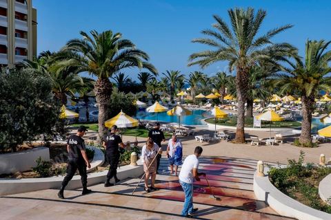 26 juin 2015 : Alors que les touristes sous le choc continuent à circuler autour de la piscine où les employés de l'hotel nettoie les traces de sang nombreuses.  Attaque terroriste dans un hotel de la zone touristique de Port El Kantaoui au nord de Sousse. Un jeune terroriste tunisien a ouvert le feu pendant près d'une demi heure sur des touristes depuis la plage de l'hotel jusqu'à la réception faisant un bilan provisoire de 39 morts parmis les touristes et employées tunisiens, avant d'être abattu par les forces de l'ordre. Le ministère de la santé tunisien précise que parmi les blessés figurent des personnes notamment de nationalités britannique, belge, allemande et norvégienne.