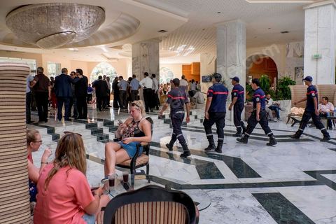 26 juin 2015 : dans le hall de l'hotel, la police croise les touristes sous le choc. Attaque terroriste dans un hotel de la zone touristique de Port El Kantaoui au nord de Sousse. Un jeune terroriste tunisien a ouvert le feu pendant près d'une demi heure sur des touristes depuis la plage de l'hotel jusqu'à la réception faisant un bilan provisoire de 39 morts parmis les touristes et employées tunisiens, avant d'être abattu par les forces de l'ordre. Le ministère de la santé tunisien précise que parmi les blessés figurent des personnes notamment de nationalités britannique, belge, allemande et norvégienne.