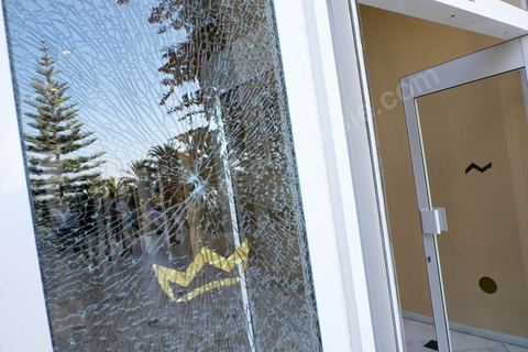 26 juin 2015 : Impacts de balles sur les portes qui mènent à la réception de l'hotel. lAttaque terroriste dans un hotel de la zone touristique de Port El Kantaoui au nord de Sousse. Un jeune terroriste tunisien a ouvert le feu pendant près d'une demi heure sur des touristes depuis la plage de l'hotel jusqu'à la réception faisant un bilan provisoire de 39 morts parmis les touristes et employées tunisiens, avant d'être abattu par les forces de l'ordre. Le ministère de la santé tunisien précise que parmi les blessés figurent des personnes notamment de nationalités britannique, belge, allemande et norvégienne.