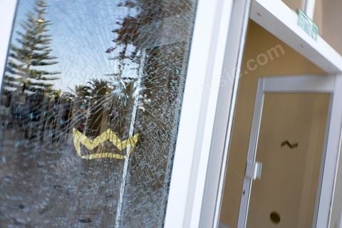 26 juin 2015 : Impacts de balles sur les portes qui mènent à la réception de l'hotel. lAttaque terroriste dans un hotel de la zone touristique de Port El Kantaoui au nord de Sousse. Un jeune terroriste tunisien a ouvert le feu pendant près d'une demi heure sur des touristes depuis la plage de l'hotel jusqu'à la réception faisant un bilan provisoire de 39 morts parmis les touristes et employées tunisiens, avant d'être abattu par les forces de l'ordre. Le ministère de la santé tunisien précise que parmi les blessés figurent des personnes notamment de nationalités britannique, belge, allemande et norvégienne.