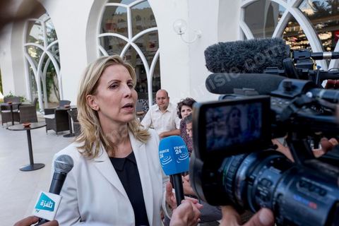 26 juin 2015 : La ministre du tourisme tunisien sur place répond aux interviews d ela presse. Attaque terroriste dans un hotel de la zone touristique de Port El Kantaoui au nord de Sousse. Un jeune terroriste tunisien a ouvert le feu pendant près d'une demi heure sur des touristes depuis la plage de l'hotel jusqu'à la réception faisant un bilan provisoire de 39 morts parmis les touristes et employées tunisiens, avant d'être abattu par les forces de l'ordre. Le ministère de la santé tunisien précise que parmi les blessés figurent des personnes notamment de nationalités britannique, belge, allemande et norvégienne.