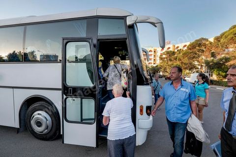 26 juin 2015 : Les premiers touristes quittent l'hotele t la Tunisie quelques heurese seulement après l'attaque. Attaque terroriste dans un hotel de la zone touristique de Port El Kantaoui au nord de Sousse. Un jeune terroriste tunisien a ouvert le feu pendant près d'une demi heure sur des touristes depuis la plage de l'hotel jusqu'à la réception faisant un bilan provisoire de 39 morts parmis les touristes et employées tunisiens, avant d'être abattu par les forces de l'ordre. Le ministère de la santé tunisien précise que parmi les blessés figurent des personnes notamment de nationalités britannique, belge, allemande et norvégienne.