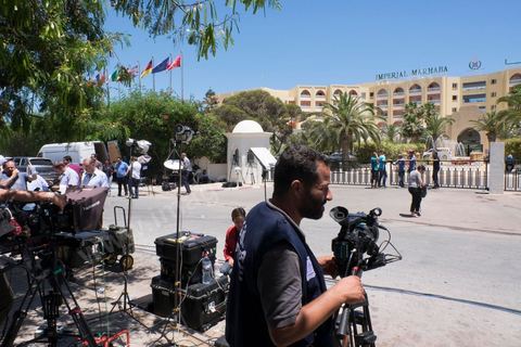 27 juin 2015 : Devant l'hotel Imperial Marhaba, les chaines télévisiosn du monde entier. Au lendemain de l'attaque terroriste de Sousse qui a fait 39 morts dans un Hotel de la zone touristique de Port El Kantaoui.