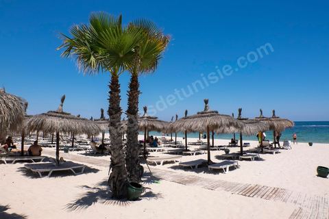 27 juin 2015 : La plage de l'hotel El Mouradi, voisin de celui de l'attaque, est déserte, les touristes bien que encore présents préfèrent rester autour de la piscine. Au lendemain de l'attaque terroriste de Sousse qui a fait 39 morts dans un Hotel de la zone touristique de Port El Kantaoui.