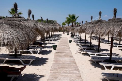 27 juin 2015 : La plage de l'hotel El Mouradi, voisin de celui de l'attaque, est déserte, les touristes bien que encore présents préfèrent rester autour de la piscine. Au lendemain de l'attaque terroriste de Sousse qui a fait 39 morts dans un Hotel de la zone touristique de Port El Kantaoui.