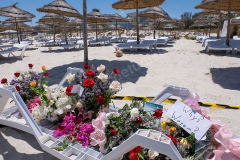 27 juin 2015 : La plage de l'hotel Imperial, lieu de l'attaque terroriste, est toujours fermé d'accès, des tunisiens et étrangers viennent y déposer des fleurs et messages en hommage aux touristes abattus dans l'attaque. Au lendemain de l'attaque terroriste de Sousse qui a fait 39 morts dans un Hotel de la zone touristique de Port El Kantaoui.