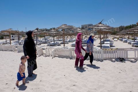 27 juin 2015 : La plage de l'hotel Imperial, lieu de l'attaque terroriste, est toujours fermé d'accès, des tunisiens et étrangers viennent y déposer des fleurs et messages en hommage aux touristes abattus dans l'attaque. Au lendemain de l'attaque terroriste de Sousse qui a fait 39 morts dans un Hotel de la zone touristique de Port El Kantaoui.