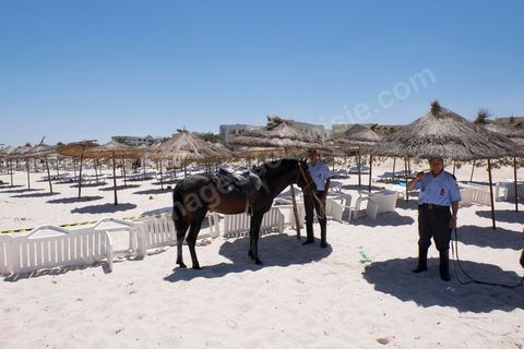 27 juin 2015 : La plage de l'hotel Imperial, lieu de l'attaque terroriste, est toujours fermé d'accès, des tunisiens et étrangers viennent y déposer des fleurs et messages en hommage aux touristes abattus dans l'attaque. Au lendemain de l'attaque terroriste de Sousse qui a fait 39 morts dans un Hotel de la zone touristique de Port El Kantaoui.