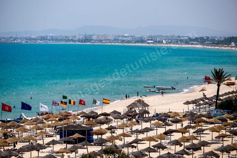12 juillet 2015 : deux semaines après l'attentat de Sousse qui a fait 39 morts parmis les trosuristes, les plages touristiques de Hammamet sont désertes, la police à pied, à cheval et en quad, sillone les plages. Le dispositif de sécurité est en place pour protéger les touristes. L’économie tunisienne est déjà durement touchée puisque le ministère du tourisme a révélé que les entrées touristiques avaient baissé de 57,7 % entre les 1er au 10 juillet par rapport à la même période l’année dernière.