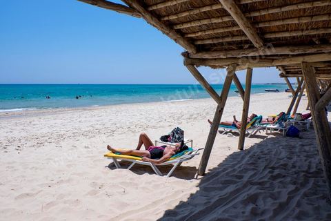 12 juillet 2015 : deux semaines après l'attentat de Sousse, les plages touristiques de Hammamet sont désertes, la police à pied, à cheval et en quad, sillone les plages. Le dispositif de sécurité est en place pour protéger les touristes.