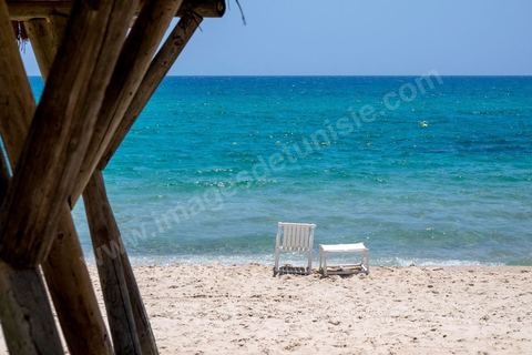 12 juillet 2015 : deux semaines après l'attentat de Sousse, les plages touristiques de Hammamet sont désertes, la police à pied, à cheval et en quad, sillone les plages. Le dispositif de sécurité est en place pour protéger les touristes.