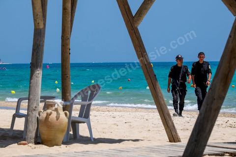 12 juillet 2015 : deux semaines après l'attentat de Sousse, les plages touristiques de Hammamet sont désertes, la police à pied, à cheval et en quad, sillone les plages. Le dispositif de sécurité est en place pour protéger les touristes.
