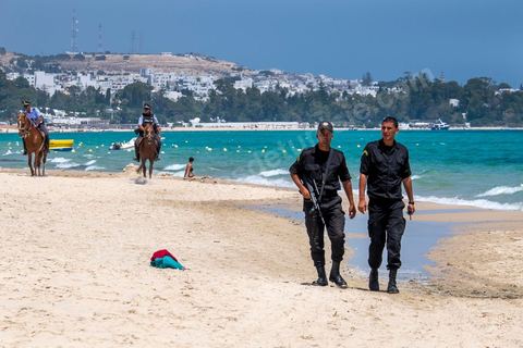 12 juillet 2015 : deux semaines après l'attentat de Sousse, les plages touristiques de Hammamet sont désertes, la police à pied, à cheval et en quad, sillone les plages. Le dispositif de sécurité est en place pour protéger les touristes.