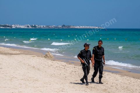 12 juillet 2015 : deux semaines après l'attentat de Sousse, les plages touristiques de Hammamet sont désertes, la police à pied, à cheval et en quad, sillone les plages. Le dispositif de sécurité est en place pour protéger les touristes.