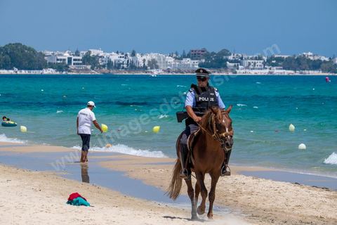 12 juillet 2015 : deux semaines après l'attentat de Sousse, les plages touristiques de Hammamet sont désertes, la police à pied, à cheval et en quad, sillone les plages. Le dispositif de sécurité est en place pour protéger les touristes.