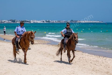 12 juillet 2015 : deux semaines après l'attentat de Sousse, les plages touristiques de Hammamet sont désertes, la police à pied, à cheval et en quad, sillone les plages. Le dispositif de sécurité est en place pour protéger les touristes.
