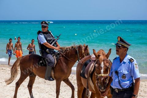 12 juillet 2015 : deux semaines après l'attentat de Sousse, les plages touristiques de Hammamet sont désertes, la police à pied, à cheval et en quad, sillone les plages. Le dispositif de sécurité est en place pour protéger les touristes.