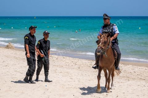 12 juillet 2015 : deux semaines après l'attentat de Sousse, les plages touristiques de Hammamet sont désertes, la police à pied, à cheval et en quad, sillone les plages. Le dispositif de sécurité est en place pour protéger les touristes.