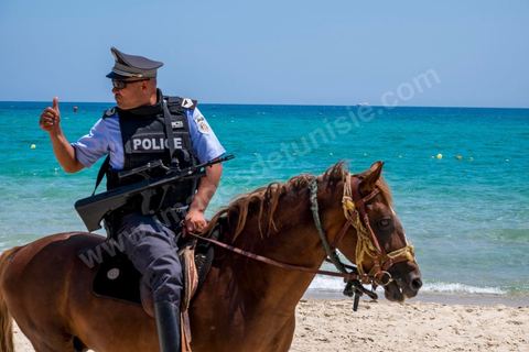 12 juillet 2015 : deux semaines après l'attentat de Sousse, les plages touristiques de Hammamet sont désertes, la police à pied, à cheval et en quad, sillone les plages. Le dispositif de sécurité est en place pour protéger les touristes.